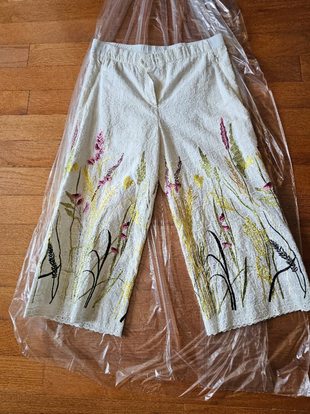 TAHARI EYELET WIDE SHORT PANTS